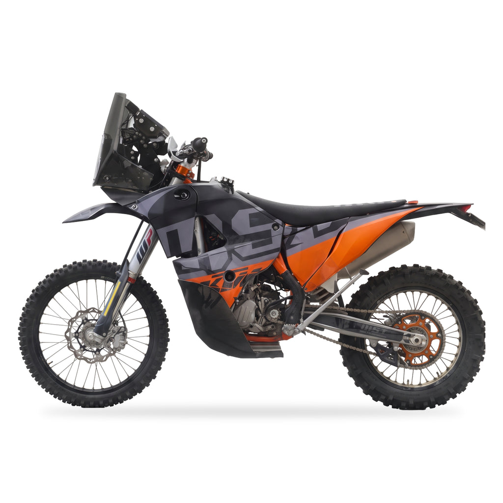 Kit serbatoi Baja Rally MST0315 montato su KTM EXC-F, vista laterale sinistra su fondo bianco