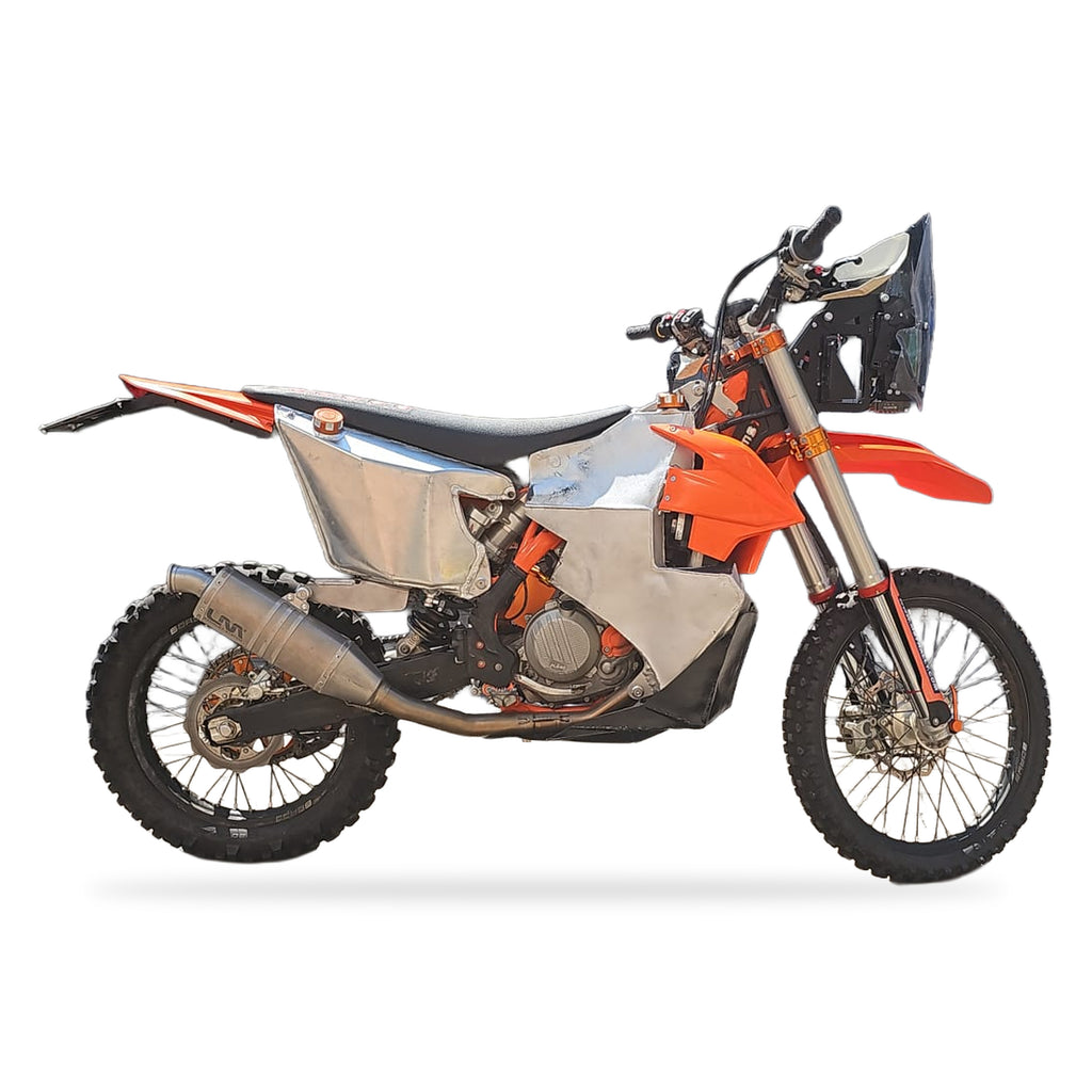 Serbatoio posteriore portante MST0316 in alluminio montato su KTM EXC-F, vista lato scarico su fondo bianco
