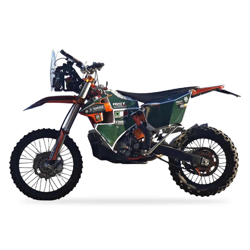 KTM EXC-F con serbatoio posteriore MST0316 e grafiche rally, fotografia sorgente scontornata su fondo bianco