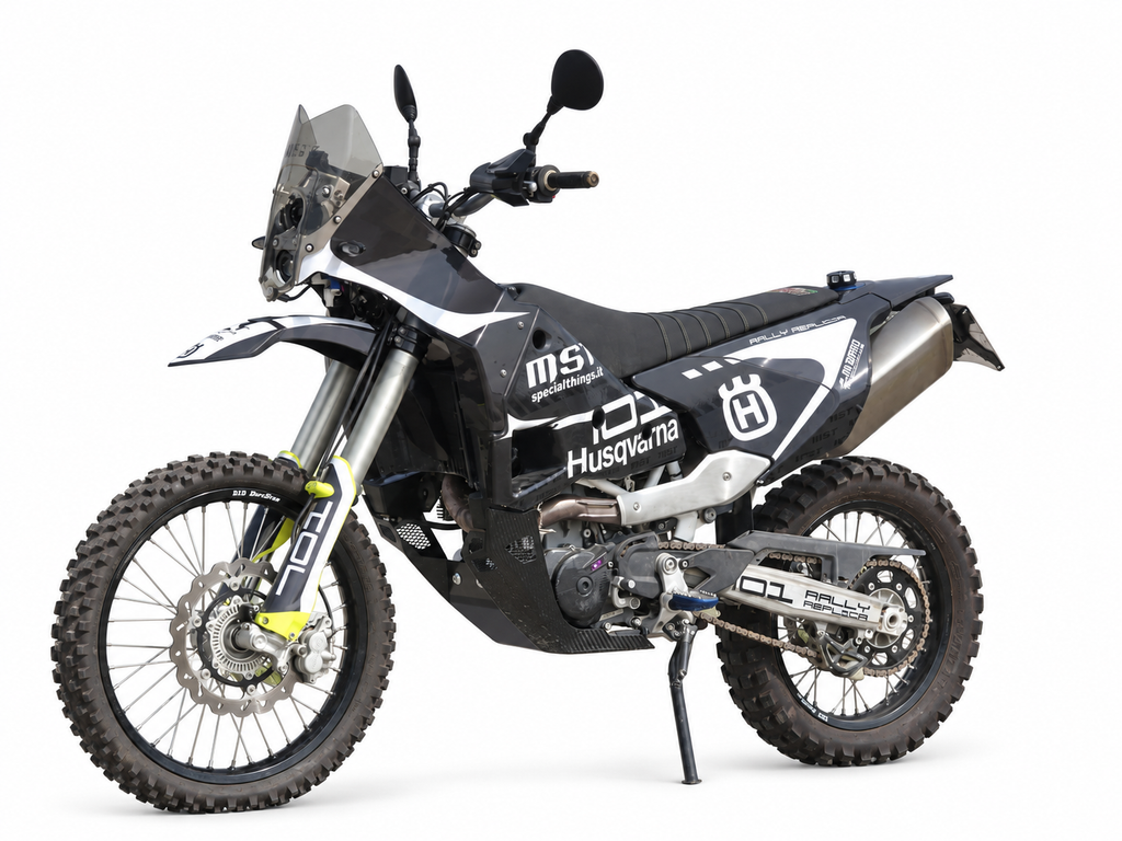 Kit serbatoi neri MST Rally su Husqvarna 701 Enduro, vista tre quarti con grafiche: esempio di montaggio