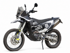 Kit serbatoi neri MST Rally su Husqvarna 701 Enduro, vista tre quarti con grafiche: esempio di montaggio